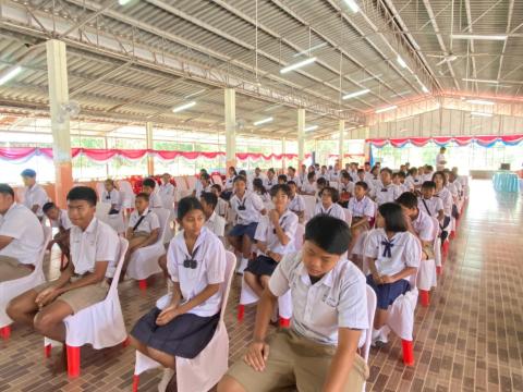 ร่วมพิธีเปิดโครงการอบรมเยาวชนกลุ่มเสี่ยง กลุ่มเปราะปางรู้เท่าทันยาเสพติดระหว่าง ให้เด็กและเยาวชนโรงเรียนบ้านแพงพวย (สังฆคุรุราษฎร์บำรุง)