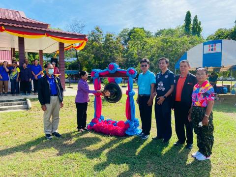 ร่วมพิธีเปิดการแข่งขันกีฬาสีโรงเรียนบ้านแพงพวย