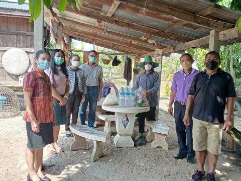 ออกเยี่ยมให้กำลังใจผู้กักตัว ม.9