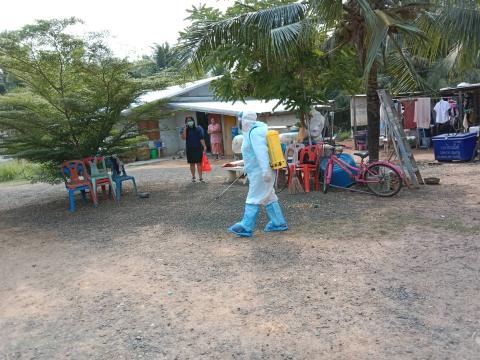 ฉีดพ่นยาฆ่าเชื้อโควิด -19 หมู่ที่ 9 บ้านแพงพวย