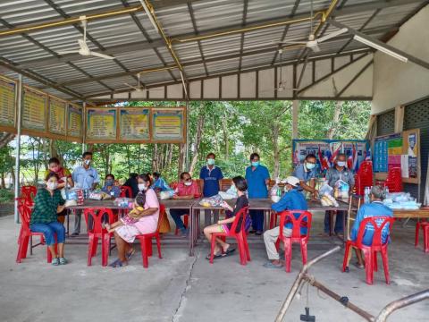 มอบถุงยังชีพให้กับผู้ประสบภัยโควิด