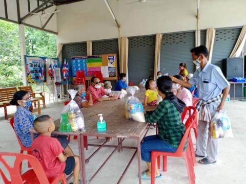 มอบถุงยังชีพให้กับผู้ประสบภัยโควิด