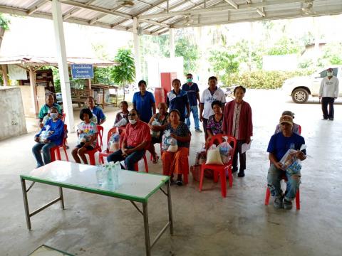 มอบถุงยังชีพให้กับผู้ประสบภัยโควิด