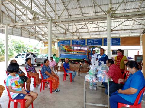 มอบถุงยังชีพให้กับผู้ประสบภัยโควิด