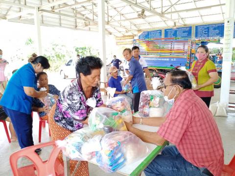 มอบถุงยังชีพให้กับผู้ประสบภัยโควิด