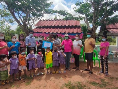 รับมอบของที่ระลึกจากผู้ปกครองนักเรียน