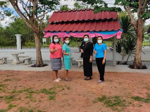 รับมอบของที่ระลึกจากผู้ปกครองนักเรียน