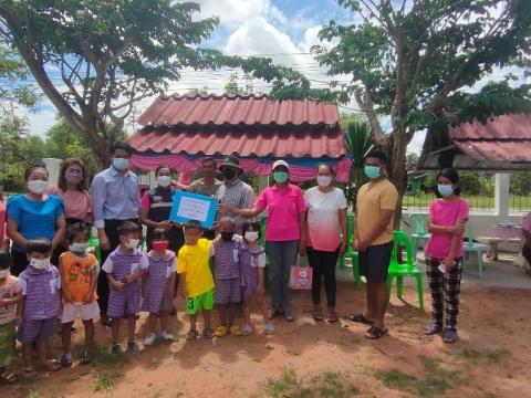 รับมอบของที่ระลึกจากผู้ปกครองนักเรียน