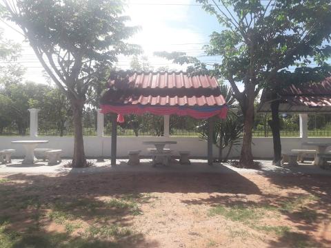 รับมอบของที่ระลึกจากผู้ปกครองนักเรียน