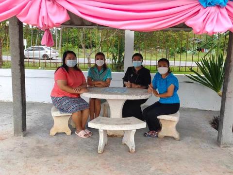 รับมอบของที่ระลึกจากผู้ปกครองนักเรียน