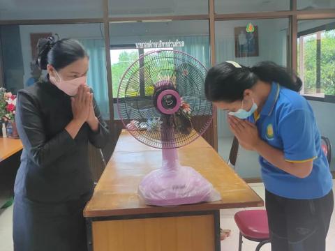 มอบของที่ระลึกแก่ศูนย์พัฒนาเด็กเล็ก