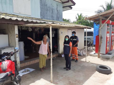 ลงพื้นที่น้ำท่วมขังและพบปะพูดกับผู้ประสบอุทกภัย