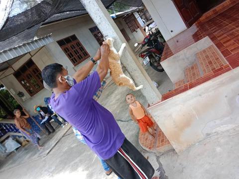 ลงพื้นที่ฉีดวัคซีนป้องกันและควบคุมโรคพิษสุนัขบ้า (บ้านตากแดด)