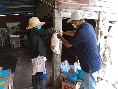 ลงพื้นที่ฉีดวัคซีนป้องกันและควบคุมโรคพิษสุนัขบ้า (บ้านตากแดด)