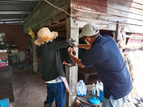 ลงพื้นที่ฉีดวัคซีนป้องกันและควบคุมโรคพิษสุนัขบ้า (บ้านตากแดด)