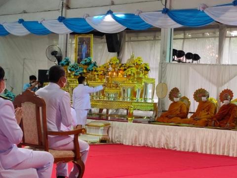 ร่วมพิธีทำบุญตักบาตรถวายพระราชกุศล