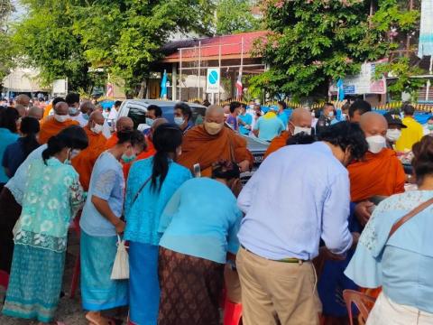 ร่วมพิธีทำบุญตักบาตรถวายพระราชกุศล