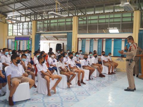 ร่วมมอบใบประกาศนียบัตรให้กับนักเรียนผู้สำเร็จหลักสูตร