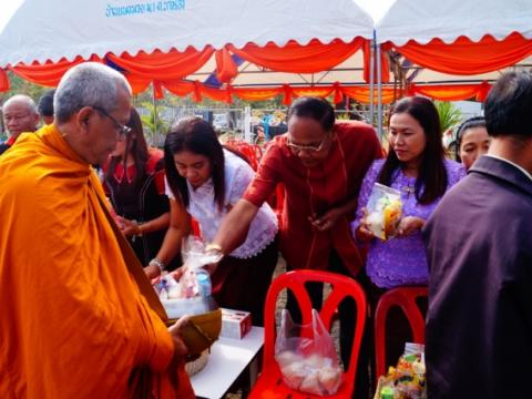 ทำบุญตักบาตรข้าวสาร-อาหารแห้ง เนื่องในวันขึ้นปีใหม่ 2561