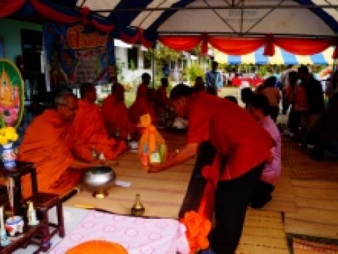 ทำบุญตักบาตรข้าวสาร-อาหารแห้ง เนื่องในวันขึ้นปีใหม่ 2561