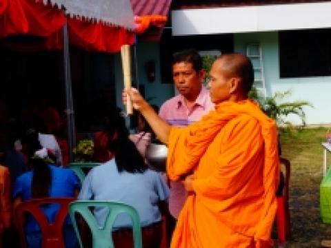 ทำบุญตักบาตรข้าวสาร-อาหารแห้ง เนื่องในวันขึ้นปีใหม่ 2561