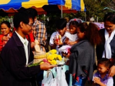 ทำบุญตักบาตรข้าวสาร-อาหารแห้ง เนื่องในวันขึ้นปีใหม่ 2561