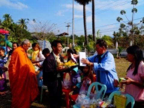 ทำบุญตักบาตรข้าวสาร-อาหารแห้ง เนื่องในวันขึ้นปีใหม่ 2561