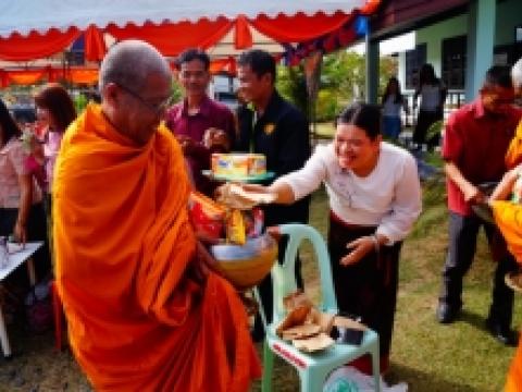 ทำบุญตักบาตรข้าวสาร-อาหารแห้ง เนื่องในวันขึ้นปีใหม่ 2561