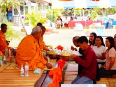 ทำบุญตักบาตรข้าวสาร-อาหารแห้ง เนื่องในวันขึ้นปีใหม่ 2561