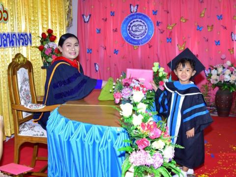พิธีมอบประกาศนียบัตรให้กับเด็กปฐมวัยที่สำเร็จการศึกษาตามหลักสูตรเตรียมความพร้อมในระดับก่อนวัยเรียน (อนุบาล 1)