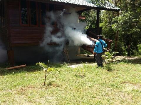 กิจกรรมพ่นหมอกควันและหยอดทรายกำจัดลูกน้ำยุงลาย ตามโครงการป้องกันและกำจัดโรคไข้เลือดออก