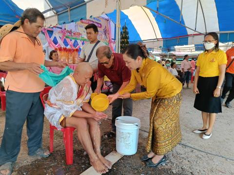 ร่วมเป็นแขกในงานอุปสมบทของนายมังกร คำกลาง เป็นบุตรชายนายบัญชา คำกลาง พนักงานขับรถยนต์องค์การบริหารส่วนตำบลนางรอง