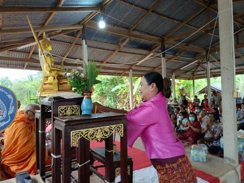 ร่วมทำบุญตักบาตรตาปู่กลางบ้านหนองตาโรง หมู่ 10