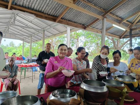 ร่วมทำบุญตักบาตรตาปู่กลางบ้านหนองตาโรง หมู่ 10