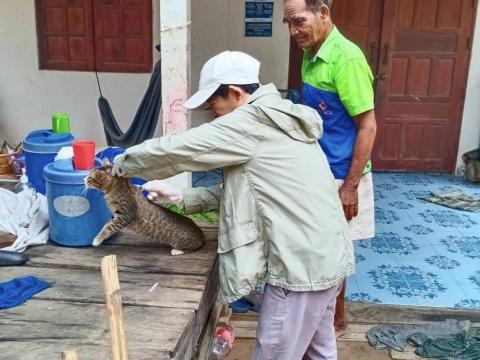 ออกฉีดวัคซีนป้องกันและควบคุมโรคพิษสุนัขบ้า ณ บ้านบัวตารุ้ง หมู่ที่6