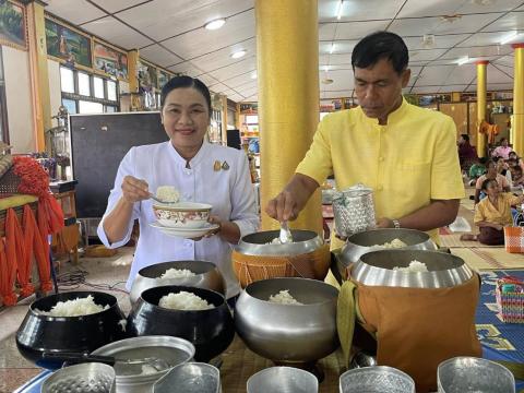 ร่วมทำบุญตักบาตร และถวายภัตตาหารเช้า ฟังธรรมเทศนาเนื่องในวันวิสาขบูชา ณ วัดสามัคคีราษฏร์บำรุง