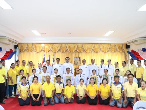 ประธานในพิธีรับพระราชทานพระบรมฉายาลักษณ์ พระบาทสมเด็จพระเจ้าอยู่หัว และสมเด็จพระนางเจ้าฯ พระบรมราชินี ณ ห้องประชุมชั้น 2 องค์การบริหารส่วนตำบลนางรอง