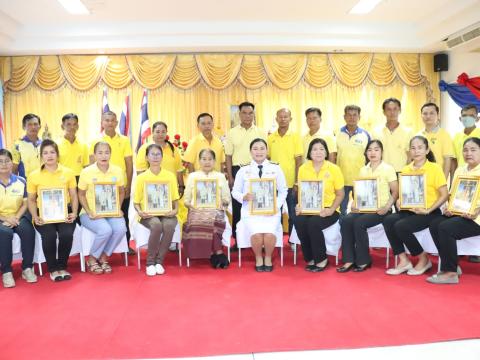 ประธานในพิธีรับพระราชทานพระบรมฉายาลักษณ์ พระบาทสมเด็จพระเจ้าอยู่หัว และสมเด็จพระนางเจ้าฯ พระบรมราชินี ณ ห้องประชุมชั้น 2 องค์การบริหารส่วนตำบลนางรอง