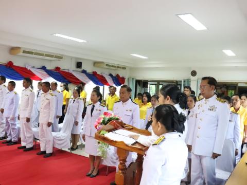 ประธานในพิธีรับพระราชทานพระบรมฉายาลักษณ์ พระบาทสมเด็จพระเจ้าอยู่หัว และสมเด็จพระนางเจ้าฯ พระบรมราชินี ณ ห้องประชุมชั้น 2 องค์การบริหารส่วนตำบลนางรอง