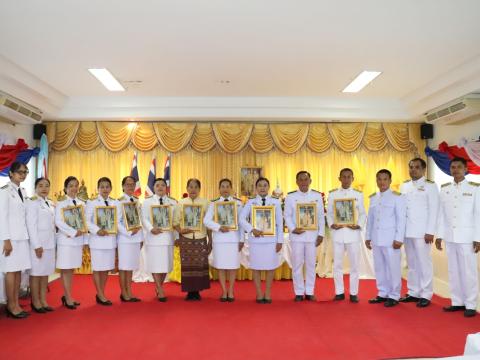 ประธานในพิธีรับพระราชทานพระบรมฉายาลักษณ์ พระบาทสมเด็จพระเจ้าอยู่หัว และสมเด็จพระนางเจ้าฯ พระบรมราชินี ณ ห้องประชุมชั้น 2 องค์การบริหารส่วนตำบลนางรอง