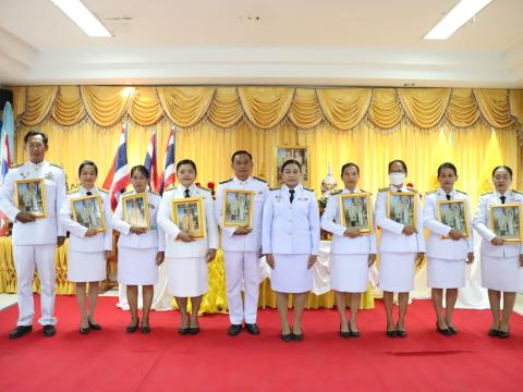 ประธานในพิธีรับพระราชทานพระบรมฉายาลักษณ์ พระบาทสมเด็จพระเจ้าอยู่หัว และสมเด็จพระนางเจ้าฯ พระบรมราชินี ณ ห้องประชุมชั้น 2 องค์การบริหารส่วนตำบลนางรอง