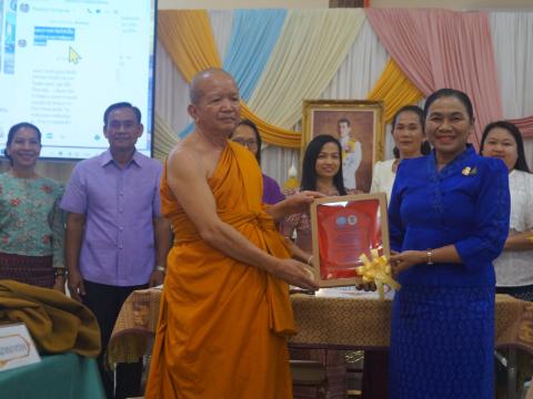 มอบโล่และใบประกาศนียบัตรให้กับคณะสงฆ์อำเภอนางรองที่ได้มอบเครื่องปรับอากาศพร้อมติดตั้งให้แก่ศูนย์เด็กเล็กองค์การบริหารส่วนตำบลนางรอง
