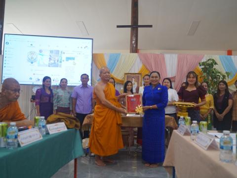 มอบโล่และใบประกาศนียบัตรให้กับคณะสงฆ์อำเภอนางรองที่ได้มอบเครื่องปรับอากาศพร้อมติดตั้งให้แก่ศูนย์เด็กเล็กองค์การบริหารส่วนตำบลนางรอง