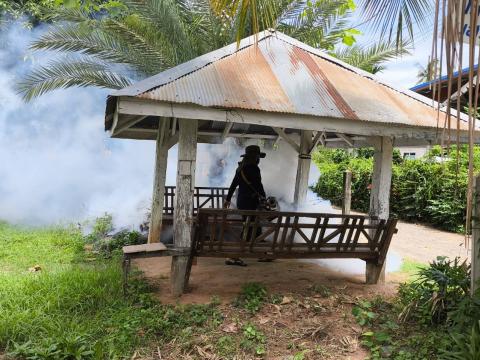 มอบหมายเจ้าหน้าที่กองสาธาณณสุขและสิ่งแวดล้อม ออกดำเนินการพ่นหมอกควันกำจัดยุงลาย