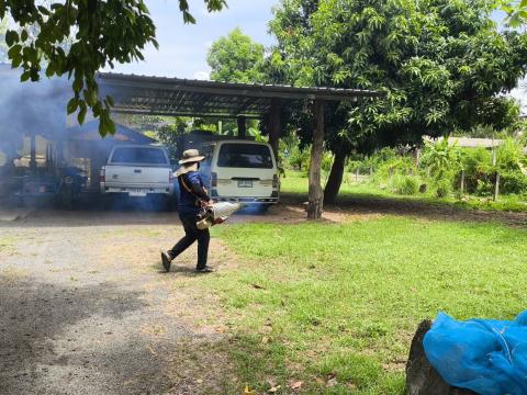 มอบหมายเจ้าหน้าที่กองสาธาณณสุขและสิ่งแวดล้อม ออกดำเนินการพ่นหมอกควันกำจัดยุงลาย