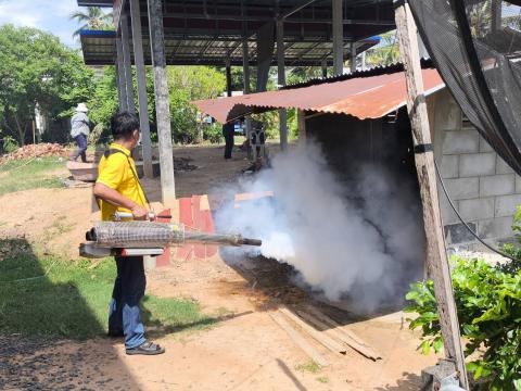 มอบหมายเจ้าหน้าที่กองสาธาณณสุขและสิ่งแวดล้อม ออกดำเนินการพ่นหมอกควันกำจัดยุงลาย