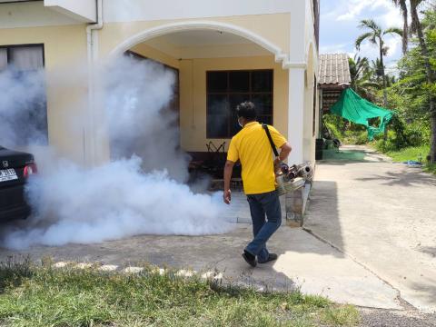มอบหมายเจ้าหน้าที่กองสาธาณณสุขและสิ่งแวดล้อม ออกดำเนินการพ่นหมอกควันกำจัดยุงลาย