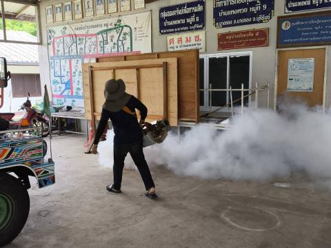 มอบหมายเจ้าหน้าที่กองสาธาณณสุขและสิ่งแวดล้อม ออกดำเนินการพ่นหมอกควันกำจัดยุงลาย