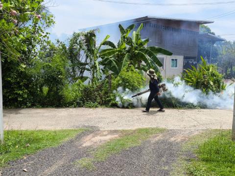 มอบหมายเจ้าหน้าที่กองสาธาณณสุขและสิ่งแวดล้อม ออกดำเนินการพ่นหมอกควันกำจัดยุงลาย