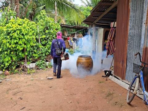 ออกดำเนินโครงการป้องกันและควบคุมโรคไข้เลือดออก ประจำปีงบประมาณ พ.ศ 2567 ณ บ้านหนองตาโรง หมู่ที่ 10 โดยมีผู้นำหมู่บ้าน และ อาสาสมัครสาธารณสุขประจำหมู่บ้าน (อสม.) และโรงพยาบาลนางรอง ร่วมดำเนินโครงการ